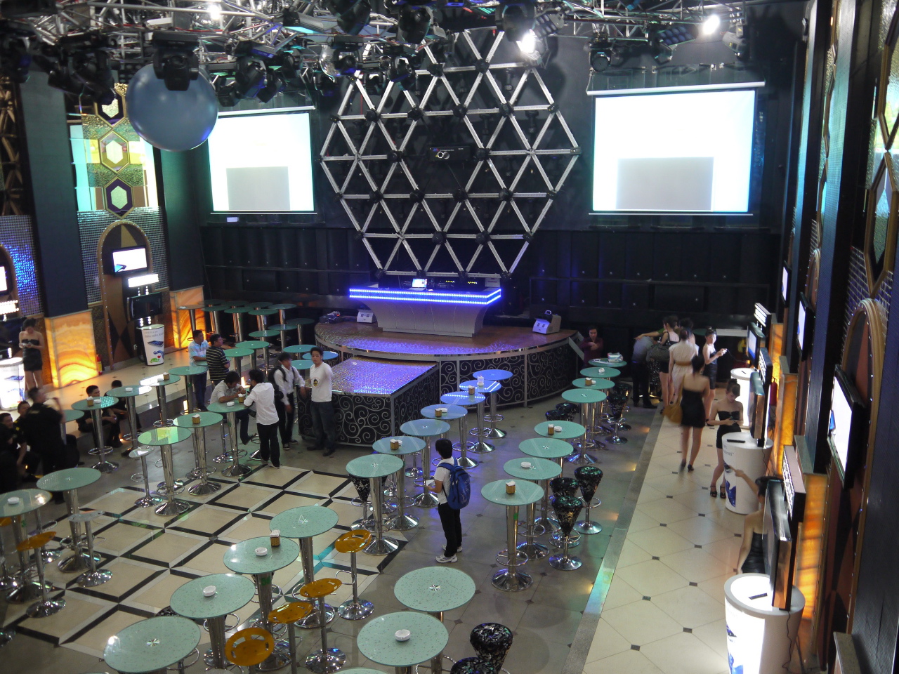 Canalis Nightclub Opens In Vietnam With dbx Compression and Other HARMAN Brand Products
