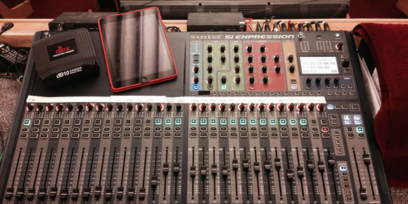 科达伦基督教堂使用 JBL 扬声器和 Soundcraft 数字调音台升级其音响系统