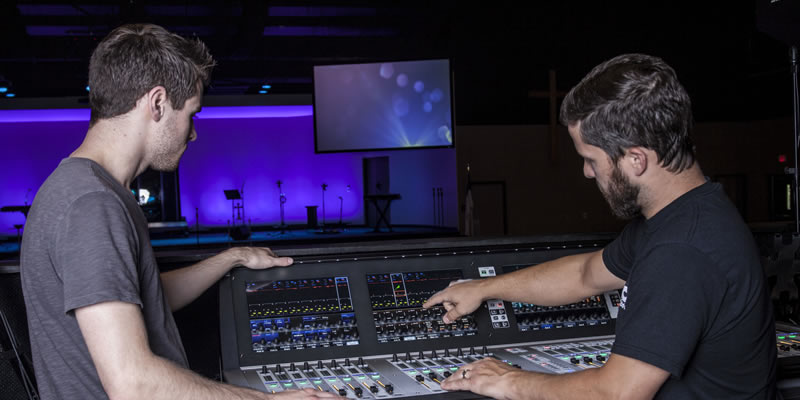 卫斯理卫理公会教堂通过 Soundcraft Vi3000 数字调音台加强音响系统
