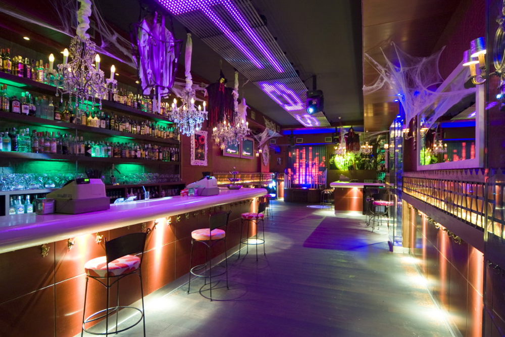 Martin MACs, LC Series™ LED Panels Provide Big City Look for Spain’s dmode club