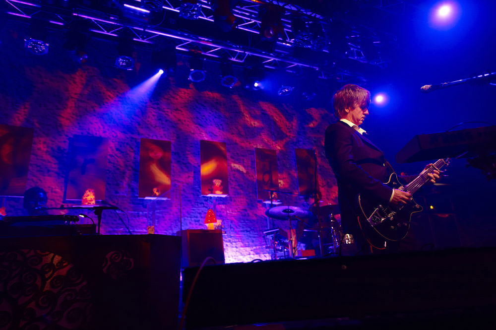 Martin MAC 350 Entour™ Debuts on Crowded House World Tour