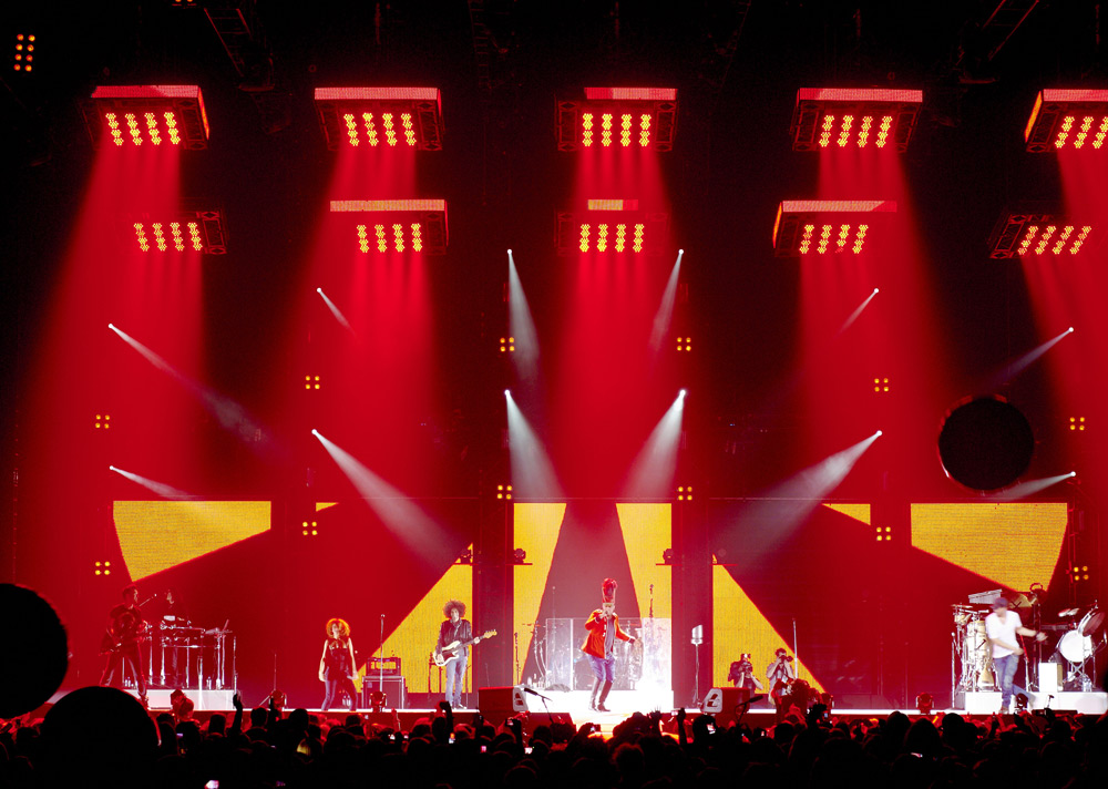 MAC 101™ Color and Speed Keeps Pace with Enrique Iglesias