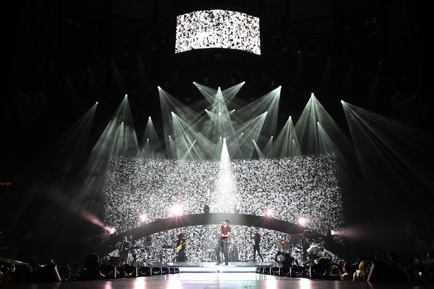 MAC Quantum Profile Fixtures adds a final touch to Enrique Iglesias’s Sex and Love Tour