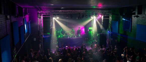 مجلة Headliner وفرقة Enter Shikari تعزز نادي Pioneer بحلول HARMAN Professional Solutions