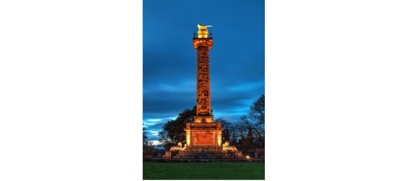 Die historische Säule des Mietshauses erhält neues Leben mit Martin-Beleuchtung